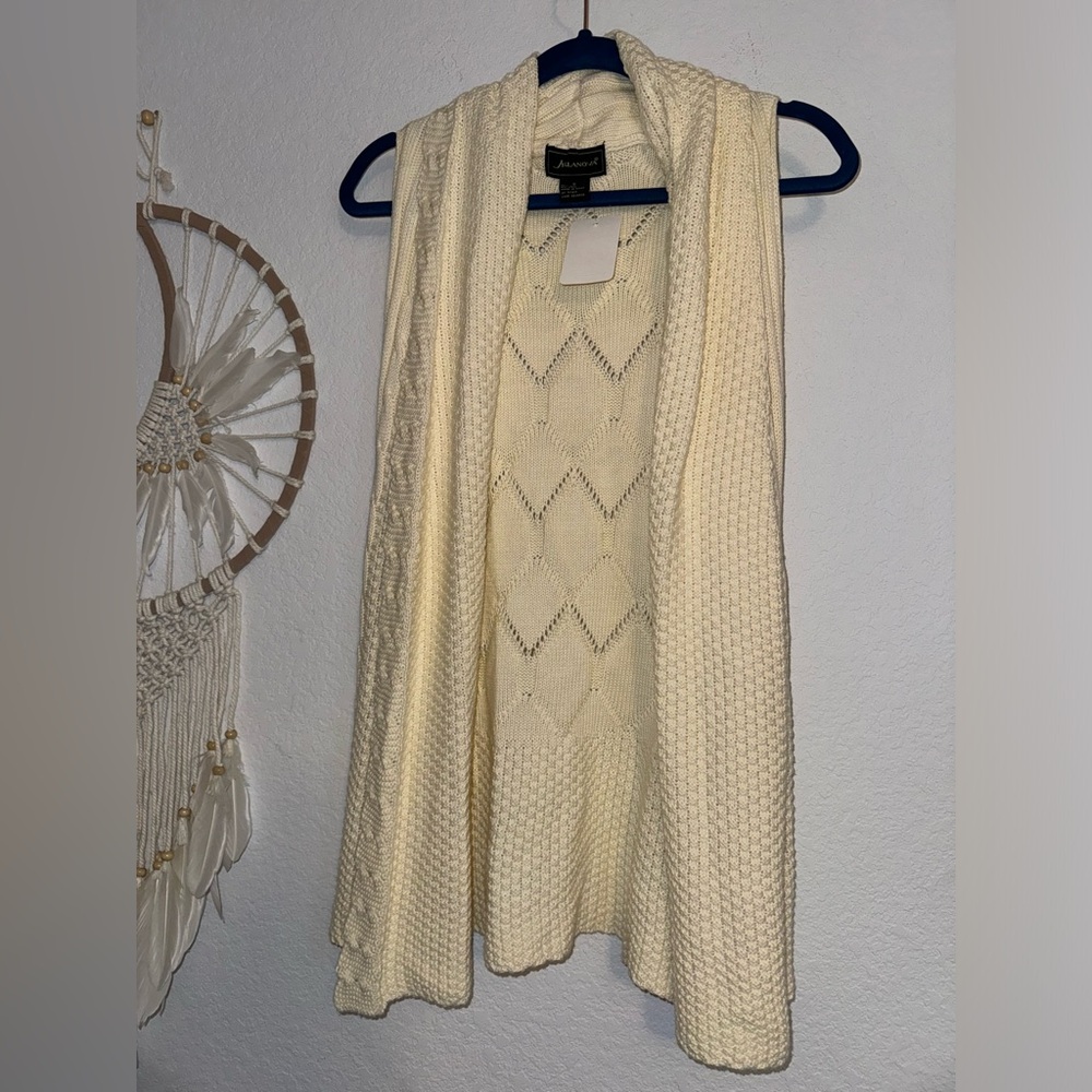 Sweater vest in cream size small